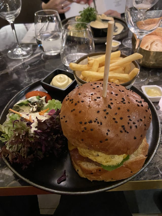 "L'harmony béarnaise" (burger de boeuf, tomate, cheddar, confit d'oignons, ognions frits, béarnaise) - L'Harmony