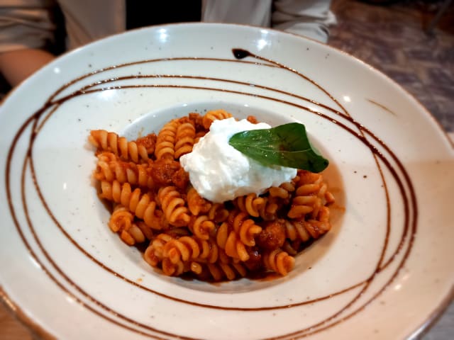 Fusilloni Al Ragù Di Salsiccia E Stracciatella Pugliese - Benvenuti al Sud, Turin