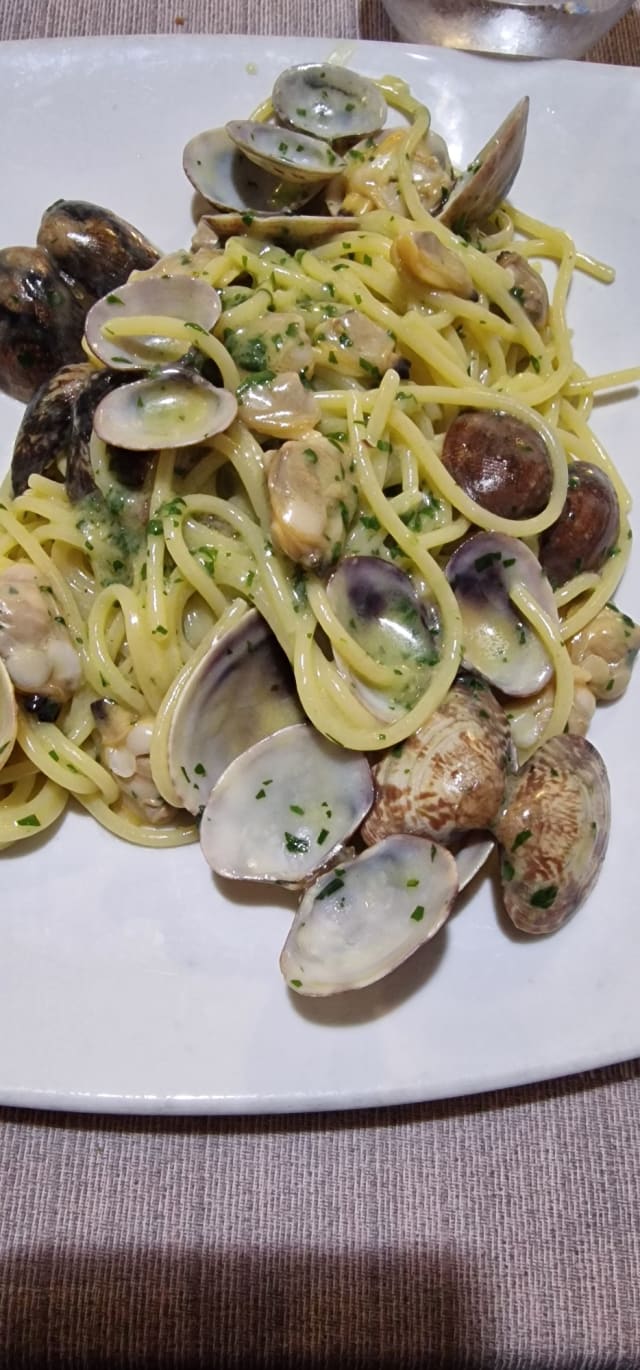 Spaghetti con vongole veraci - La Piazzetta Del Gusto, Rome