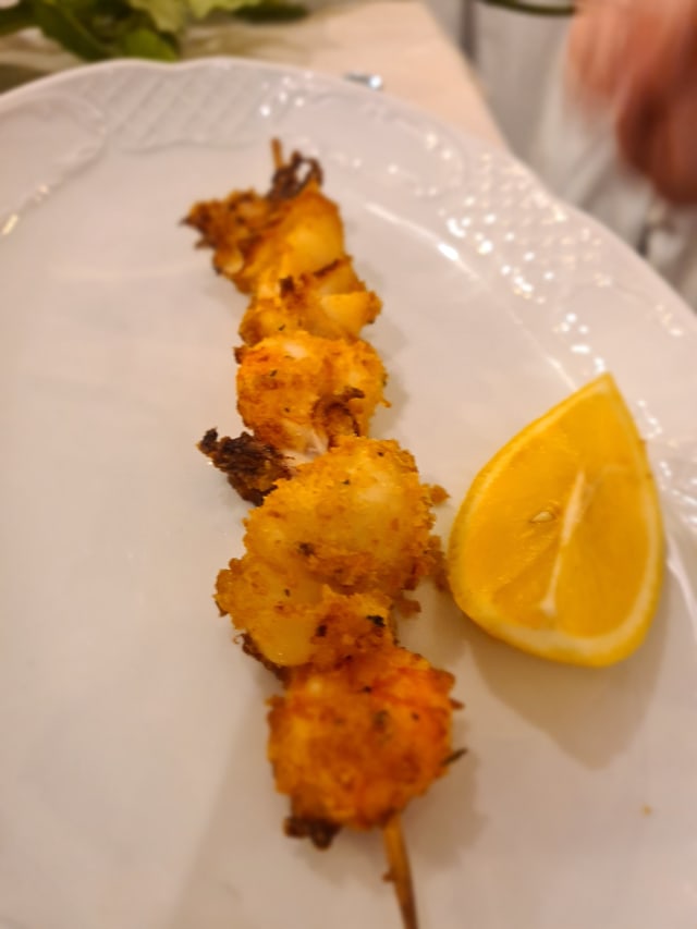 Spiedini di calamari e gamberi  - Grotta del Marinaio, Pescara