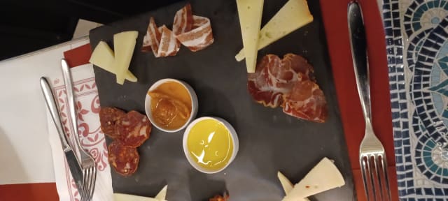 Selezione di salumi e formaggi calabresi accompagnate da marmellate artigianali - Villa Adua Restaurant