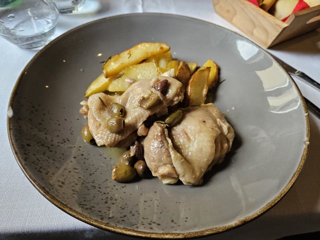 Sovracosce di pollo ruspante alla “cacciatora” con patate arrosto - La Cantina