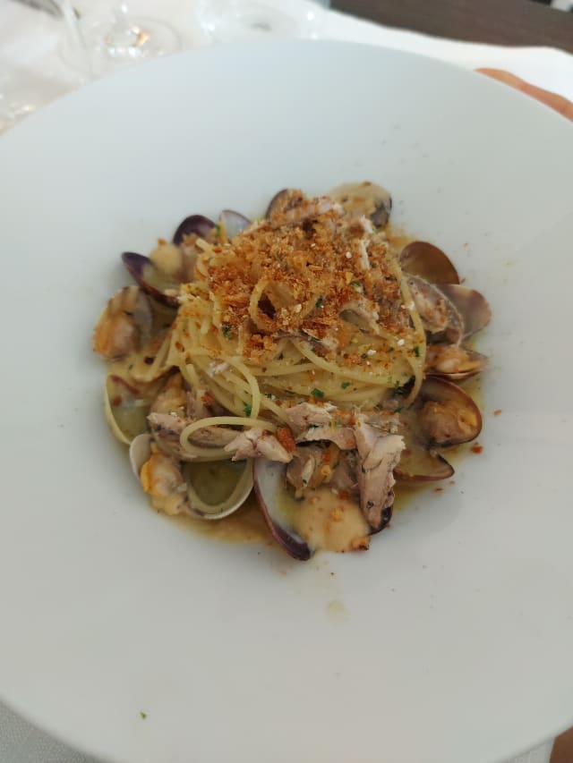 Spaghettino con alici fresche e vongole su polvere di tarallo sopra e sotto e grattata di limone naturale - Vecchia Ostuni, Monza