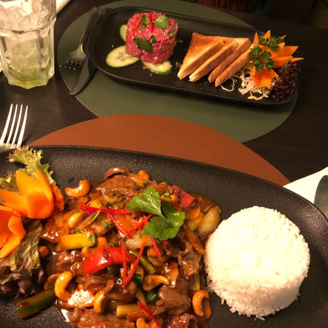 Emincé de boeuf sauté au noix de cajou - Red Pepper, Saint-Blaise