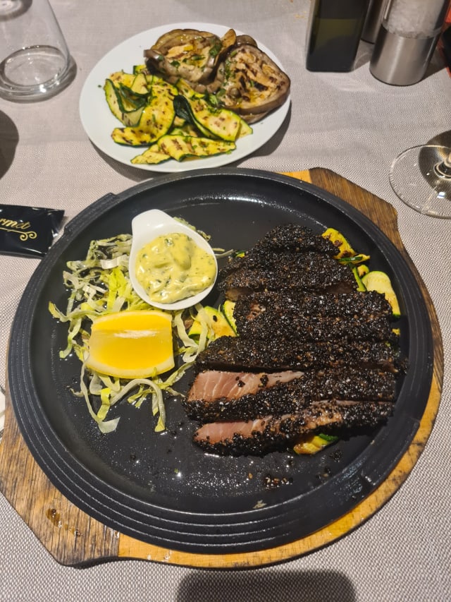 Tagliata di tonno ai semi di sesamo nero con verdure grigliate e maionese al basilico - Tabula Rosa Restaurant & Pizza