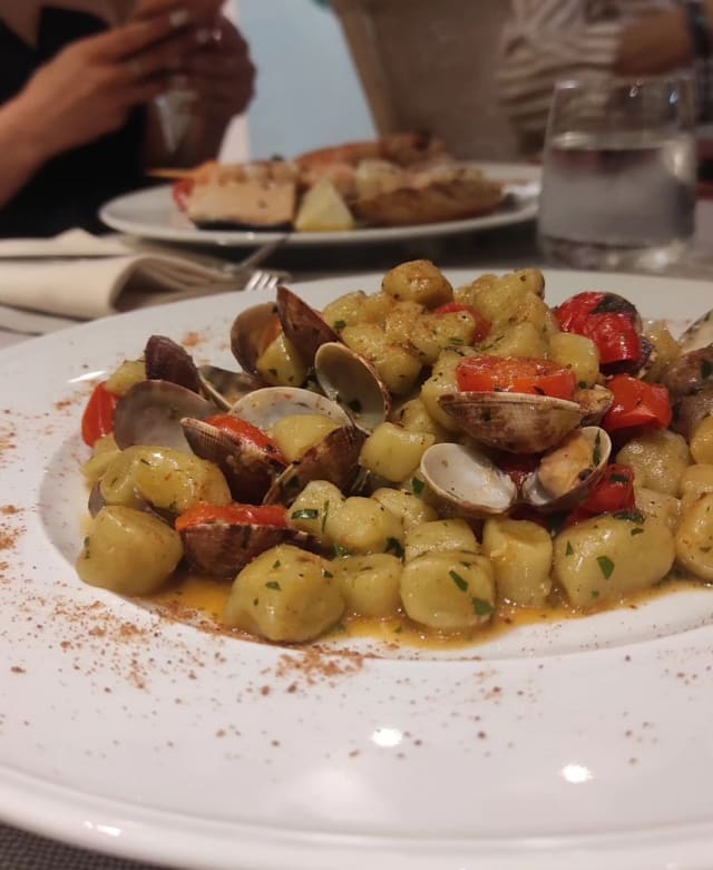 Pisarei fatti in casa al limone e basilico con vongole e bottarga - Tabula Rosa Restaurant & Pizza, Lecco