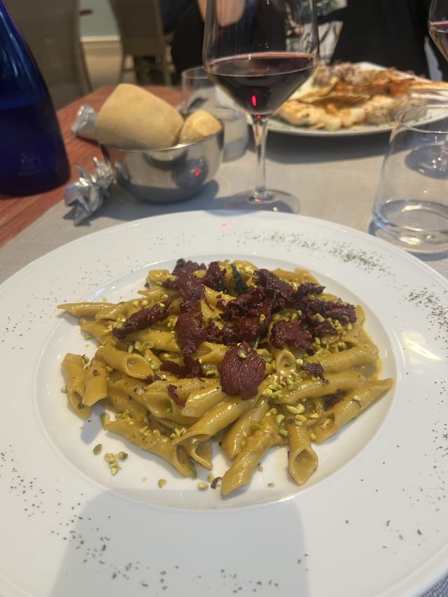 Garganelli romagnoli di pasta fresca con petto d’oca affumicato, crema all’uovo e granella di pistacchi - Tabula Rosa Restaurant & Pizza, Lecco