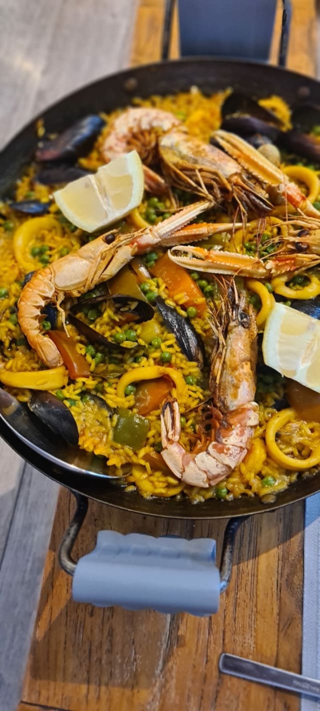 La nostra paella de mariscos(a persona) - Tabula Rosa Restaurant & Pizza