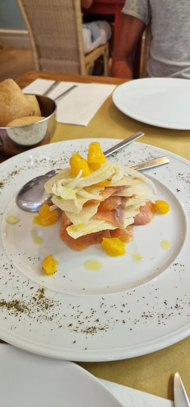 Millefoglie di salmone affumicato e pane carasau con insalata di finocchi croccanti e arance - Tabula Rosa Restaurant & Pizza, Lecco