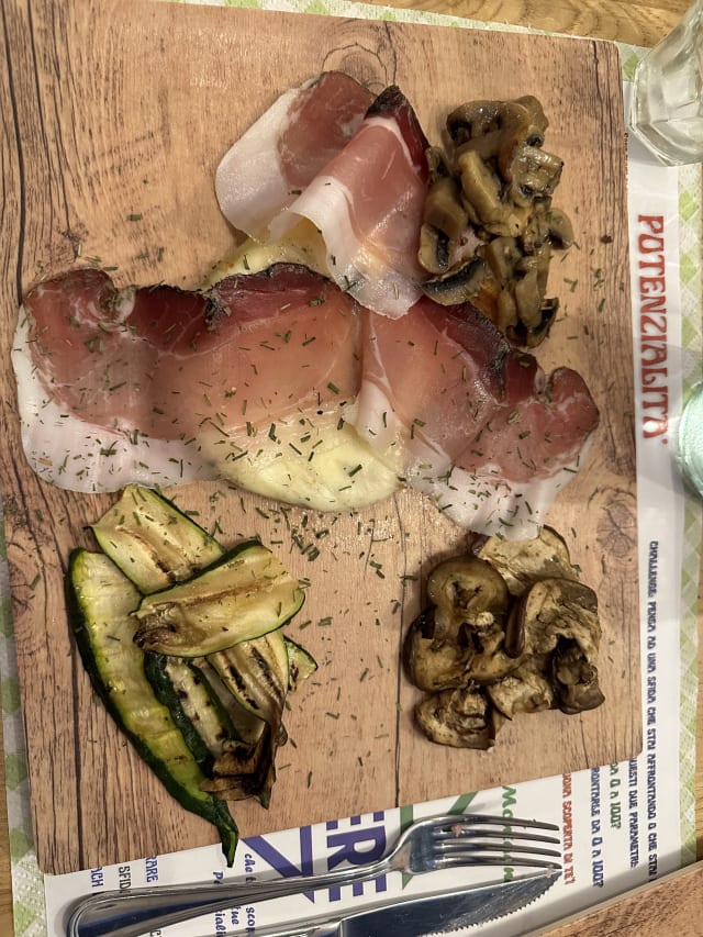 Bisteccha di formaggio di 15 mm e oltre 200 g. con SPeck, funghi, zucchine e melanzane - SEducere la Baita di Montagna in Città, Pescara