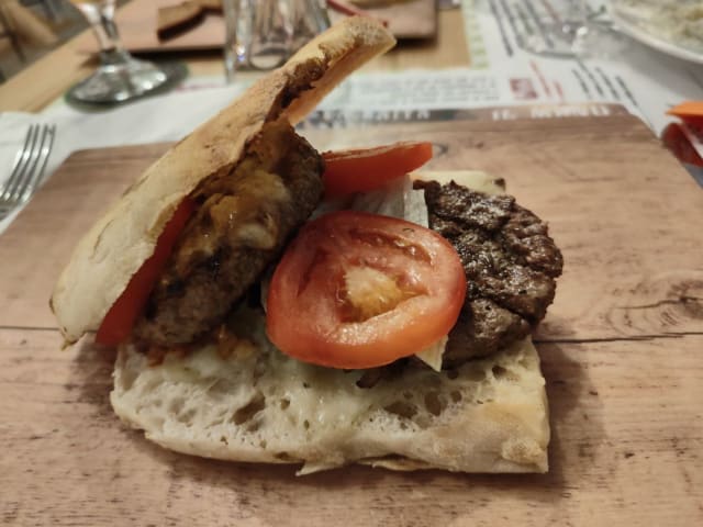 Hamburger SEducere. Doppio hamburger con provola dolce insalata e pomodoro - SEducere la Baita di Montagna in Città, Pescara