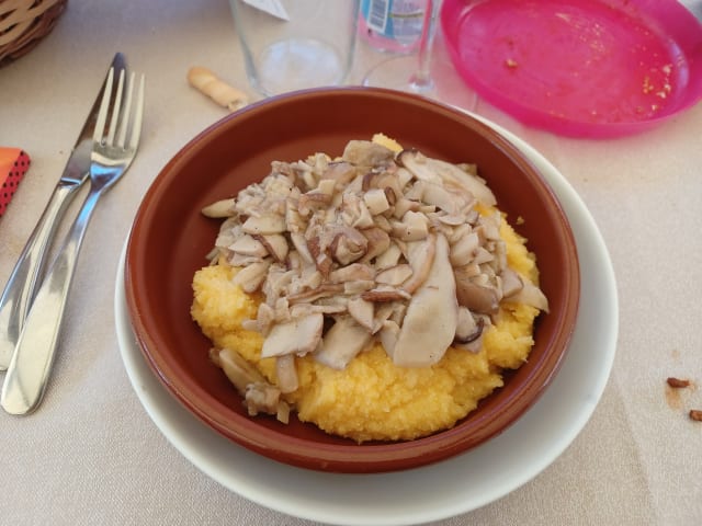 Polenta da abbinare con uno dei nostri sughi: fonduta, ragù di carne o selvaggina - Al Cantun