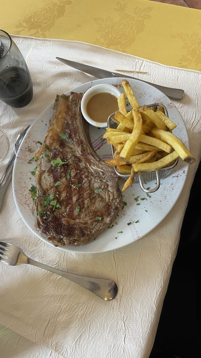 Faux filet, frites maisons et sa salade, sauce poivre/fromagère - Le Chalet d'Etiolles