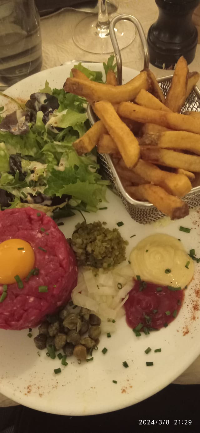 Tartare de boeuf haché à la minute frites maison et sa salade - Le Chalet d'Etiolles