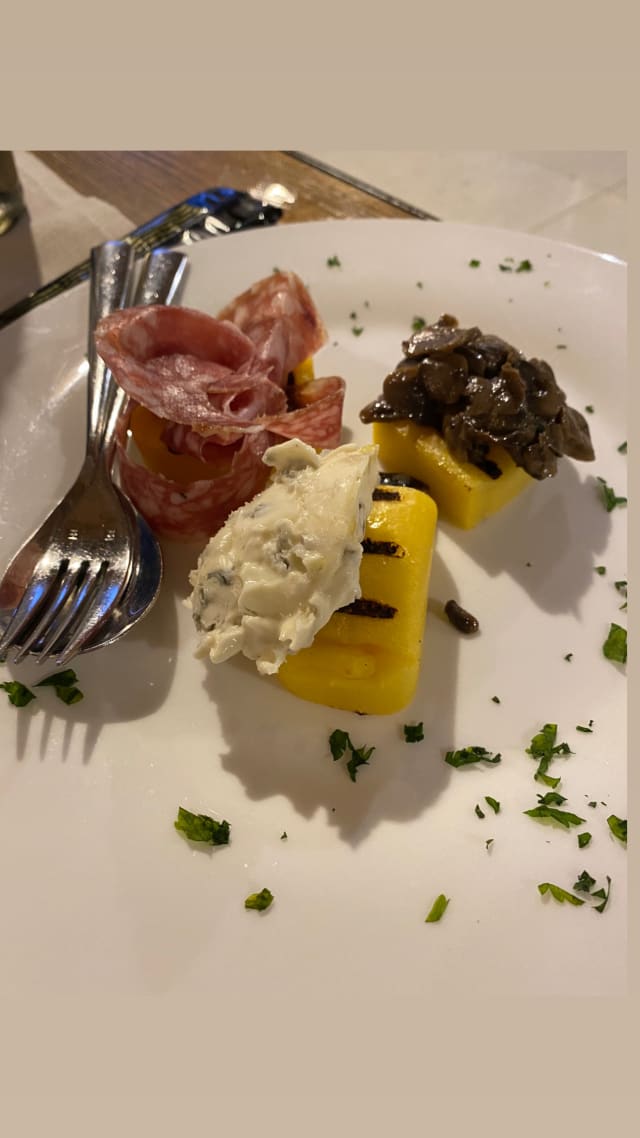 Tris di polenta funghi soppressa e gorgonzola - Antica Locanda Bepa