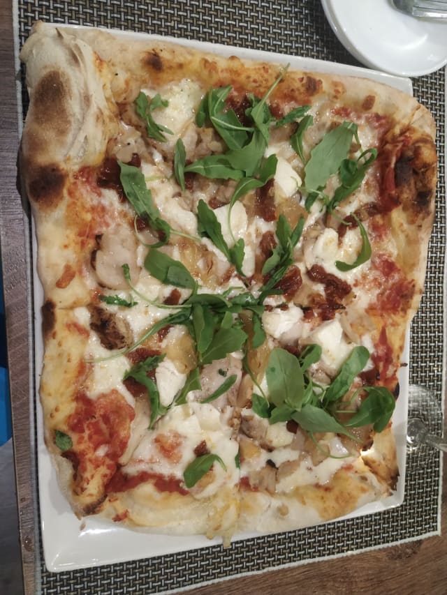 Pizza de pollo, cebolla caramelizada, tomate seco y queso de cabra - Machico