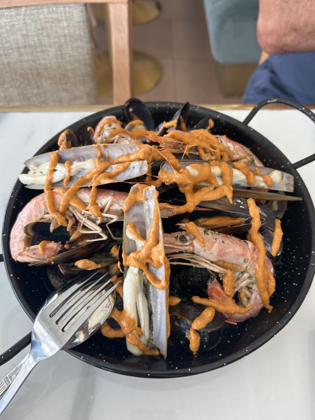 Mariscos con romesco - Oliva Mediterranea