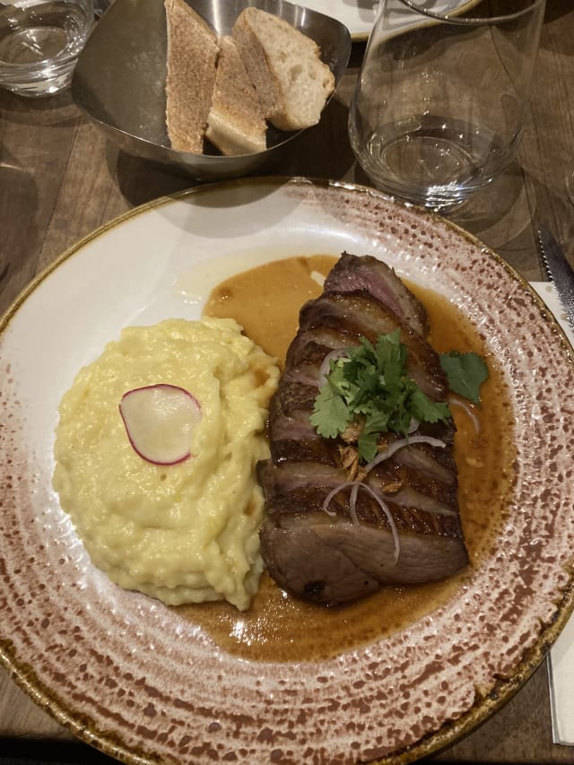 Magret de canard français, sauce soja au miel & riz japonais - La Boussole, Paris