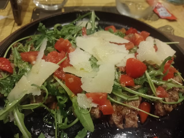 tagliata angus con rucola scaglie di ragusano - Hamuri steakhouse hamburgeria