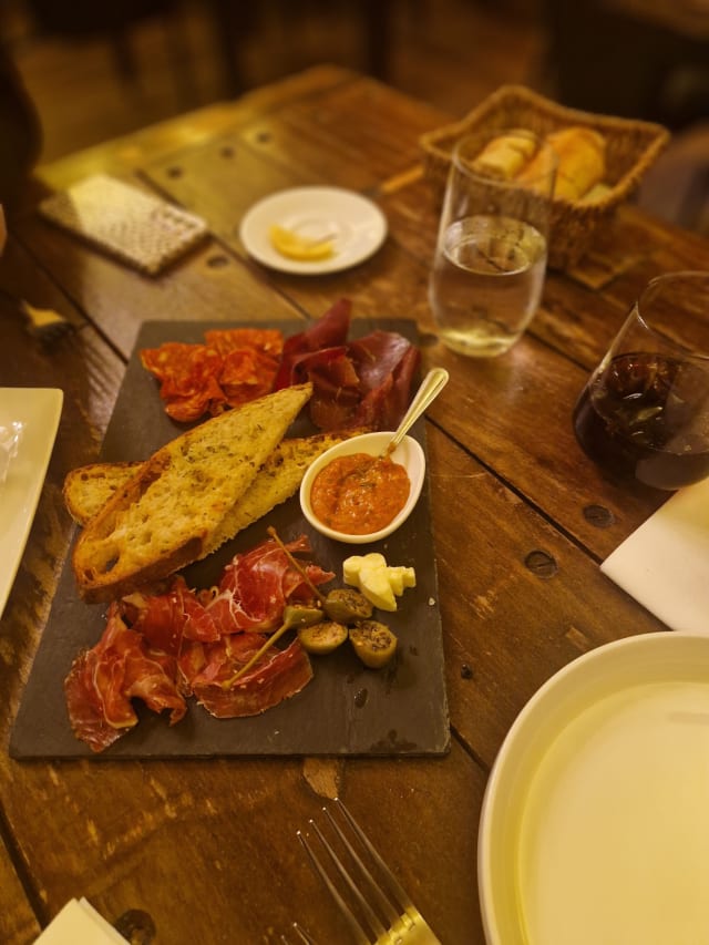 Assiette de jamón ibérico et boeuf séché des grisons, pain toasté à l’ail & tomates confites - Chou, Ixelles