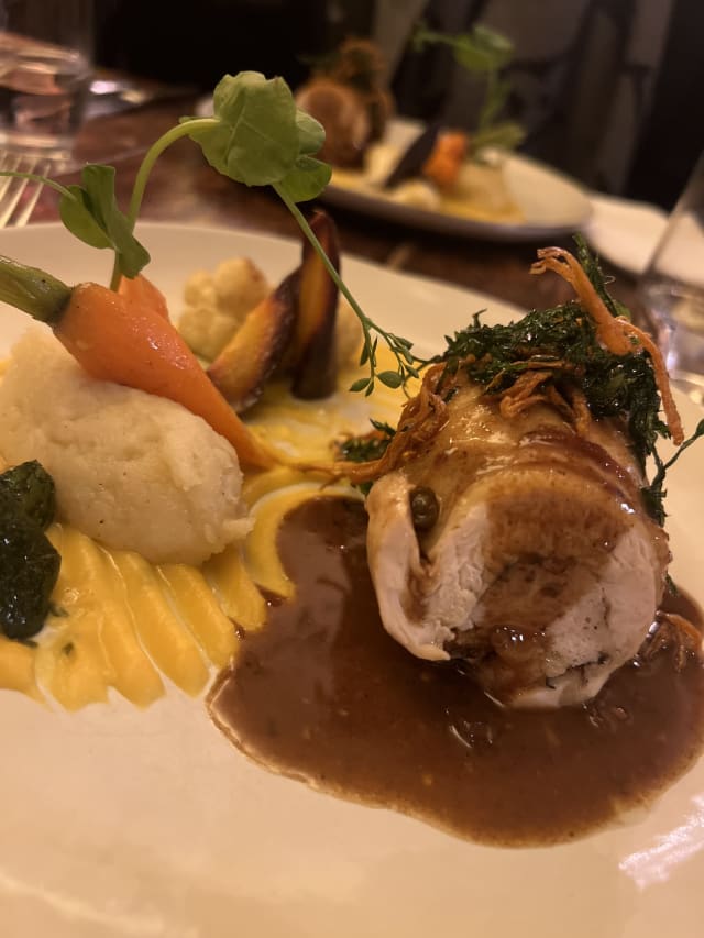 Ballotine de volaille fermière, sauce bisque de homard, écrasé de pommes de terre à l’huile de truffes & petits légumes - Chou, Ixelles