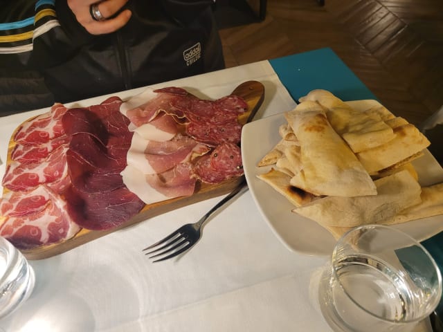 Tagliere di salumi selezionati con focaccia fatta in casa - The Fifties 'round the corner