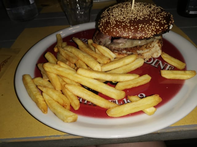 Hamburger con patatine fritte - Burgheroni