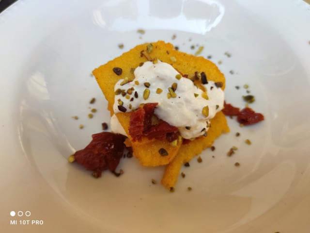 Mille foglie di polenta con stracciatella, pomodorini secchi e granella di pistacchio (menu estivo) - Hosteria Numero 1000, Fidenza