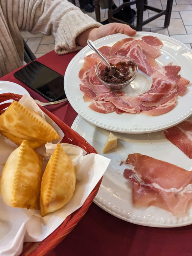 Salume misto con torta fritta e salsa della Casa - Hosteria Numero 1000, Fidenza