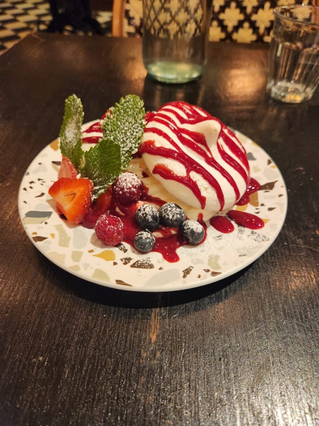 Pavlova al frutti rossi i crema di mascarpone - Bianca, Paris