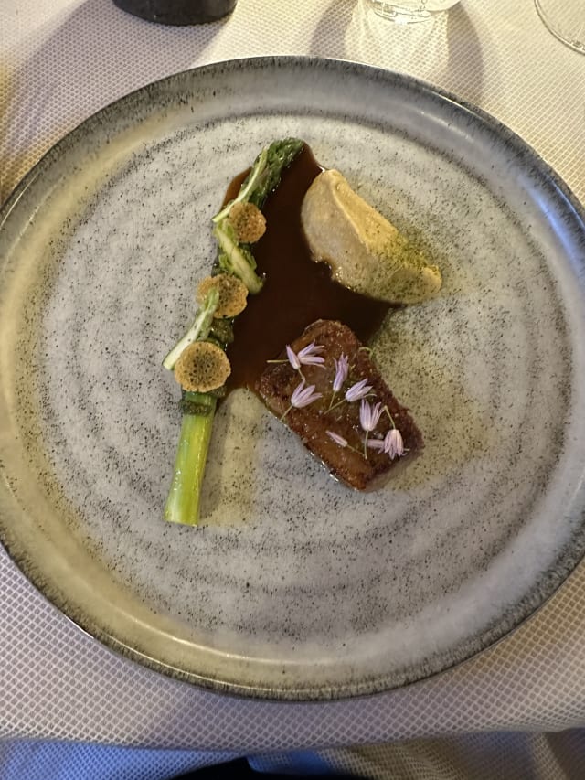 Agneau en 2 façons, asperge verte et pesto d'ail des ours - Maison Kieny