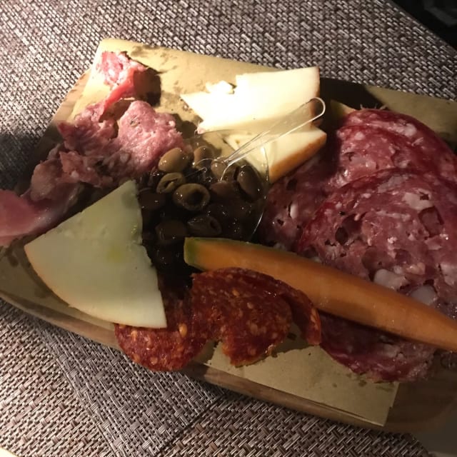 Tagliere di salumi e pecorini - I Ponti Volterra Bistrot