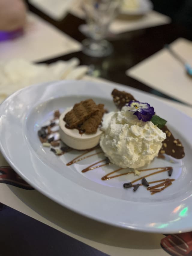 Bastogne Parfait, af gegarneerd met Bastogne koekjes, Karamelsaus en chocolade - De Heeren van Heukelom