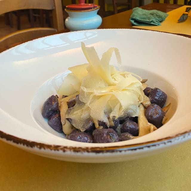 Gnocchi di Patata Viola con Funghi Ostrica e Raspadura di Cacio del Po* - Osteria Vineria Il Borgo