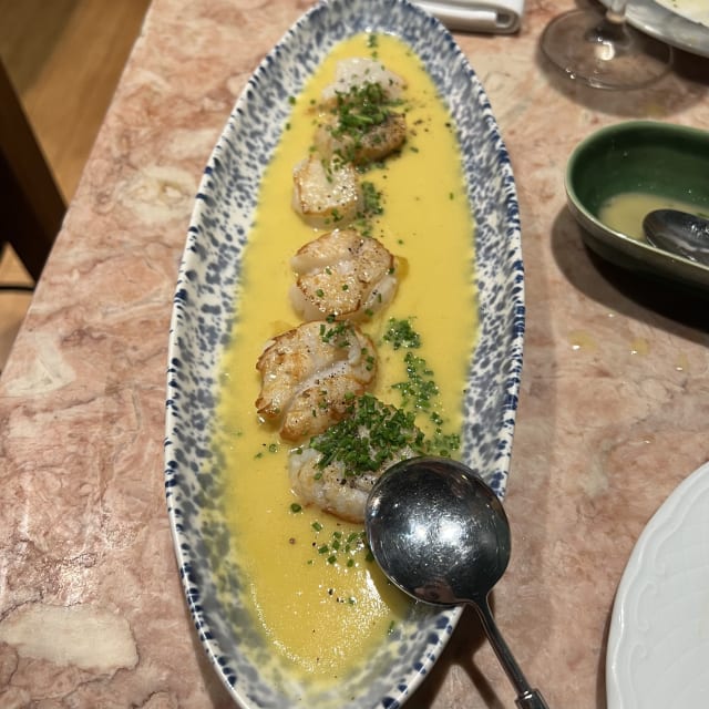 Vieiras coradas com emulsão de maracujá - Tasca da Esquina, Lisbon