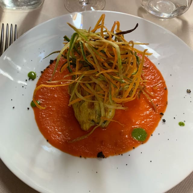 fiori di zucca farciti su coulis di pomodoro  - La Cantina Clandestina