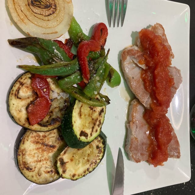 Atún Rojo a la Plancha con Mermelada de Tomate y Verduritas a la Plancha - El Rosario, Madrid