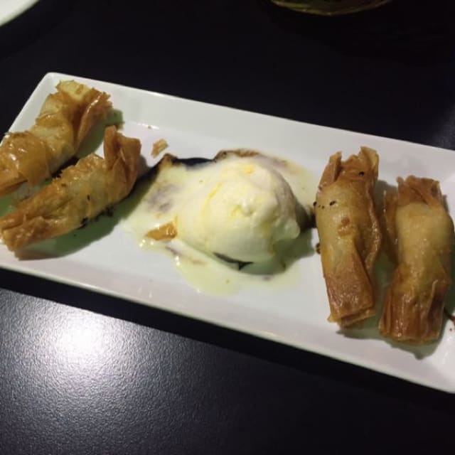 Empanadillas japonesas de pato con cebolla confitada, bechamel de foie y salsa hoisin - El Rosario, Madrid