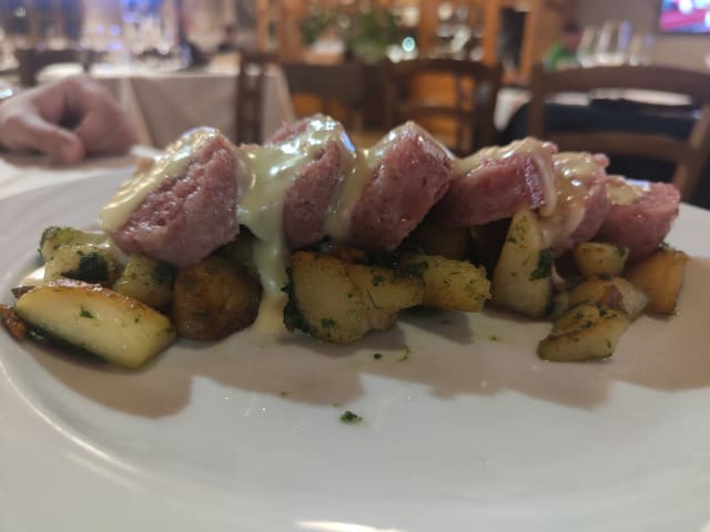 Cotechino nostrano con fonduta su patate prezzemolate - La Kiuva