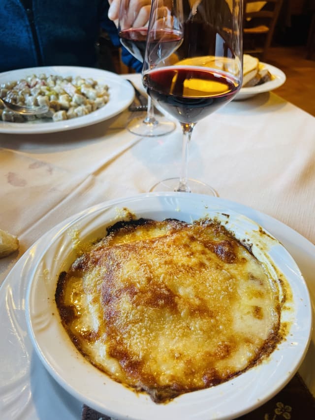 Crespelle alla valdostana con prosciutto, fontina e besciamella aromatizzata - La Kiuva, Arnad