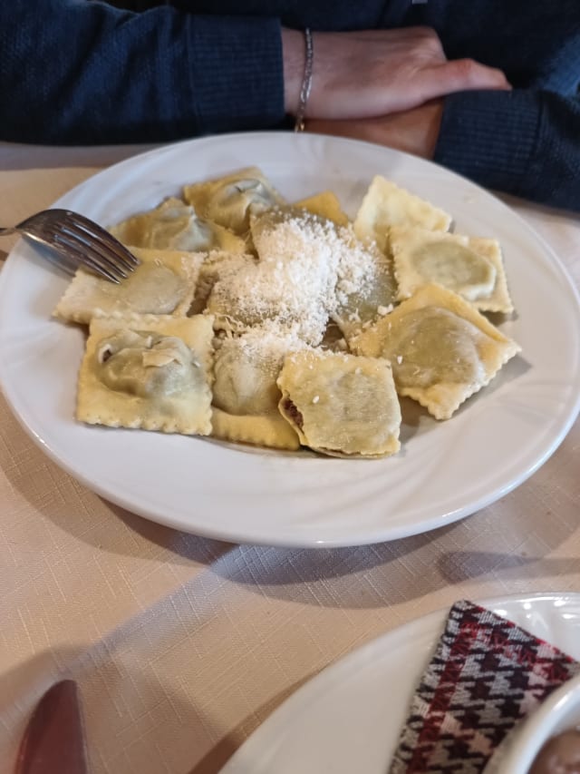 Ravioli ripieni di ragù di cinghiale con burro e salvia * - La Kiuva, Arnad