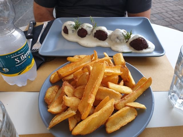 Polpette di carne con crema ai formaggi - Bistrot la Scuderia, Mondovì