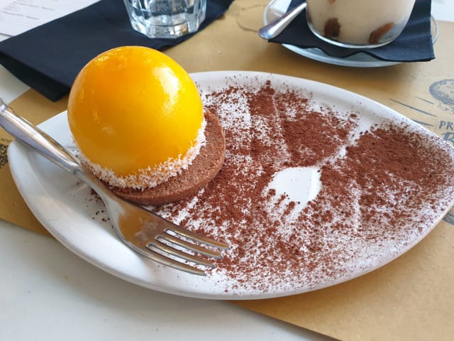 Sfera al cocco e cioccolato bianco - Bistrot la Scuderia, Mondovì