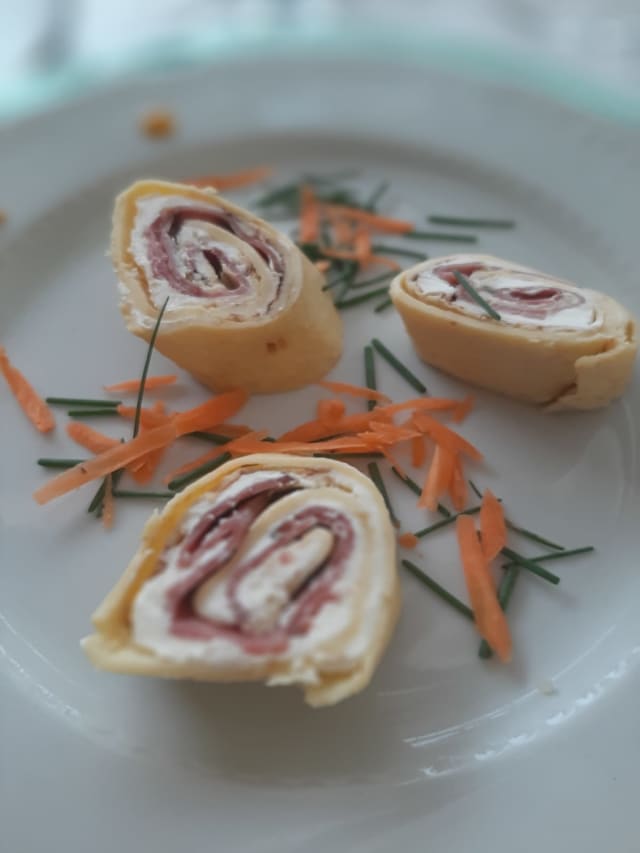 Rotolini di crepes con robiola fresca e mnzo affumicato,  - La Ca' Rossa