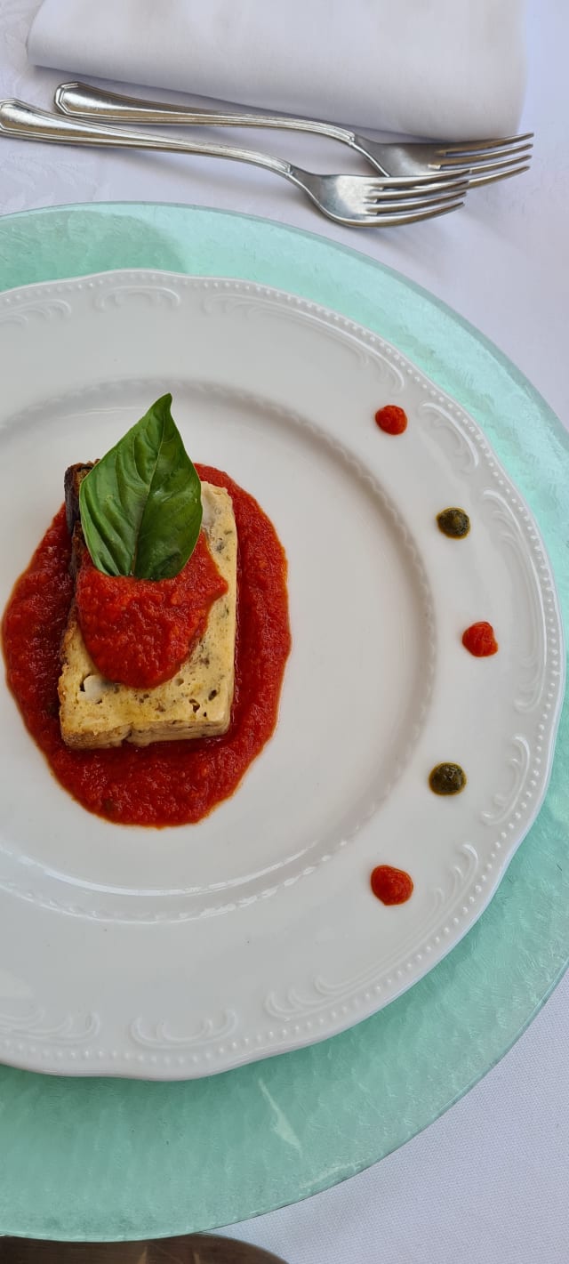 Tortino di melanzane con vellutata di pomodoro e - La Ca' Rossa