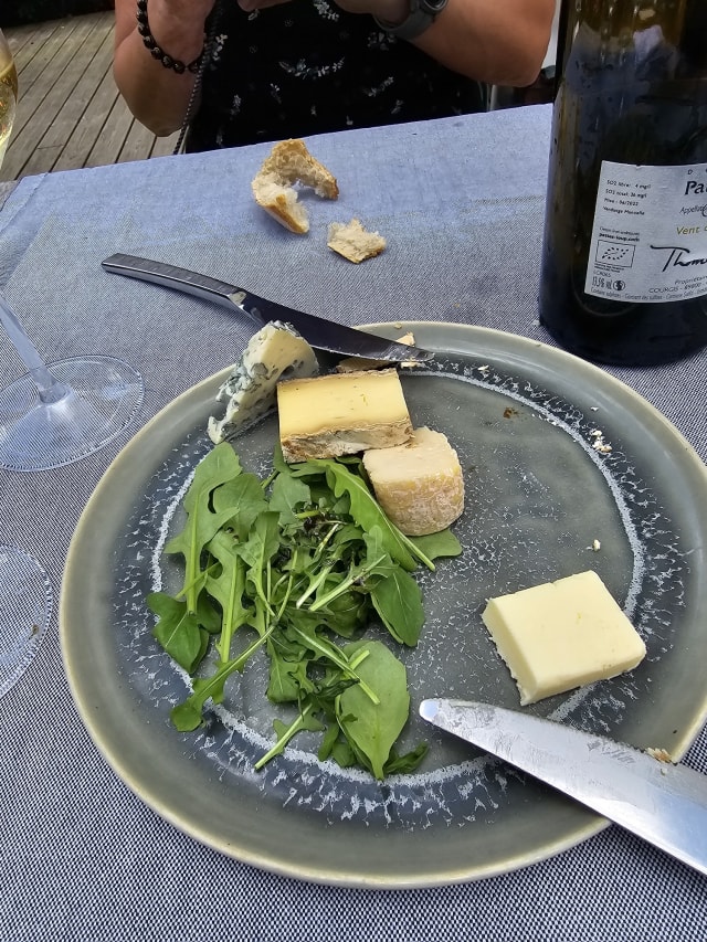 Croquant aux noix, mousse au chocolat, milkshake à la banane - La Ferme Blanche