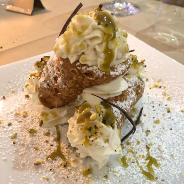 Cannolo con ricotta di bufala e pistacchio di Bronte - L'Imperfetto