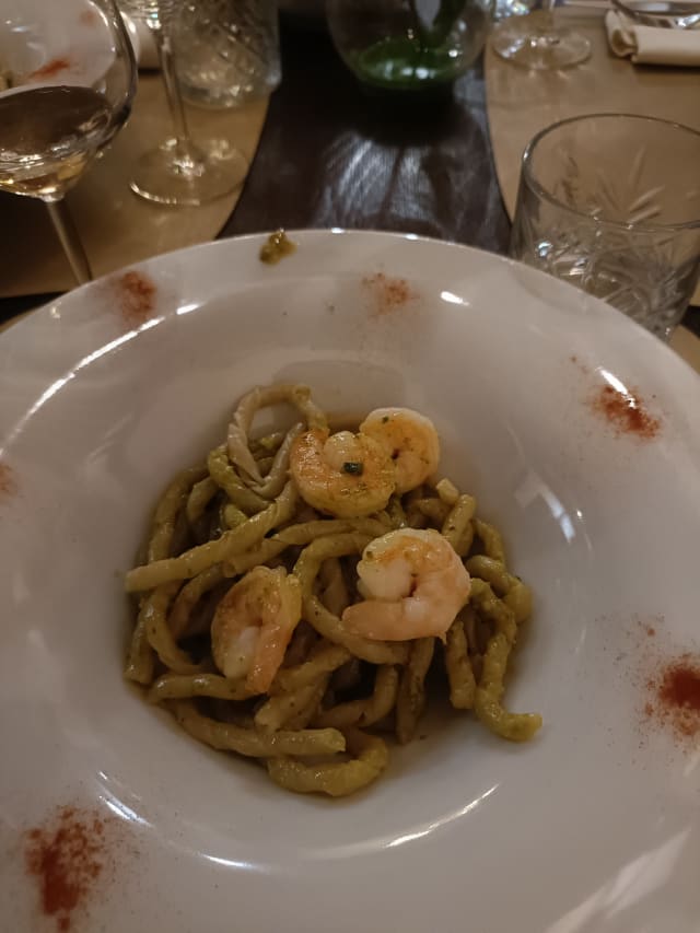 Busiata con code di gamberi e pesto di pistacchi di Bronte - Ristorante Tiratappi, Mantova