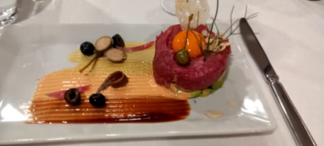 Tartare Di Filetto Di Manzo, Su Avocado, Con Tuorlo - Magnolia Frosinone