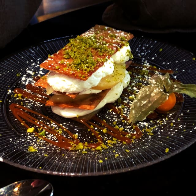 Millefoglie alla pera con mascarponea : mille-feuille poire, mousse de mascarpone, caramel et éclats de pistache - Domani, Paris